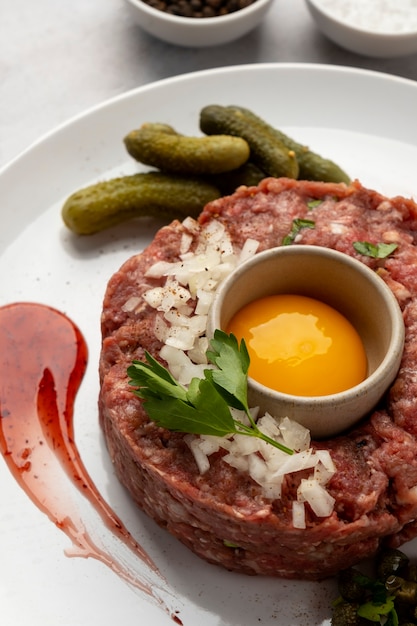 Photo gratuite nature morte au tartare de steak de boeuf