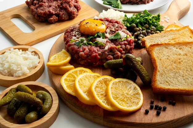 Photo gratuite nature morte au tartare de steak de boeuf