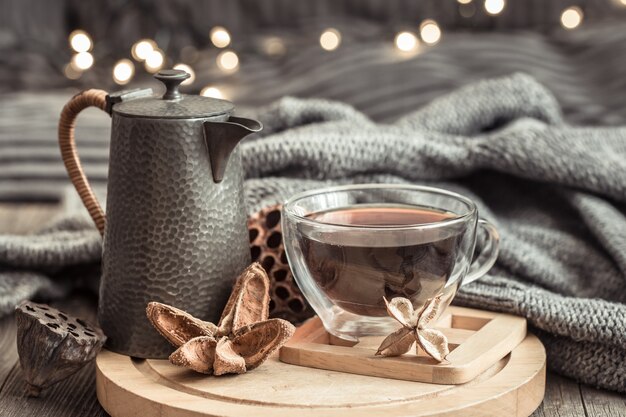 Nature morte d'automne confortable avec une tasse de thé.