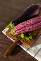 Photo gratuite nature morte aux délicieuses aubergines