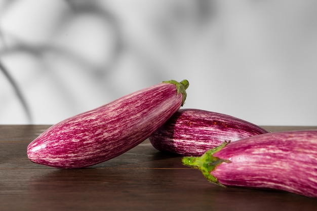 Photo gratuite nature morte aux délicieuses aubergines