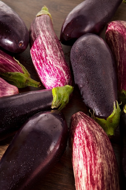 Photo gratuite nature morte aux délicieuses aubergines