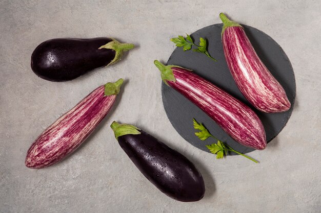 Photo gratuite nature morte aux délicieuses aubergines