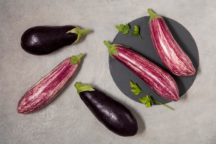 Photo gratuit nature morte aux délicieuses aubergines