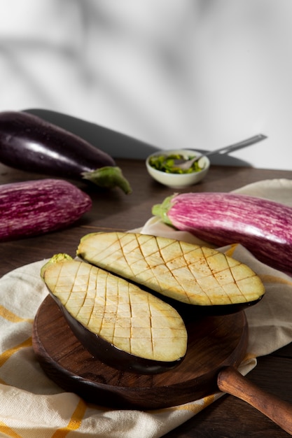 Photo gratuite nature morte aux délicieuses aubergines