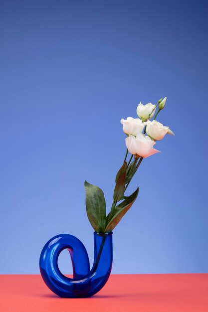 Nature morte aux feuilles et fleurs colorées