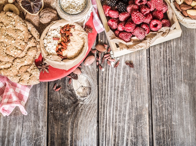 nature morte aux framboises et noix