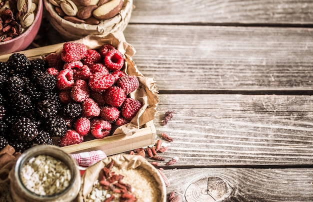 nature morte aux framboises et noix