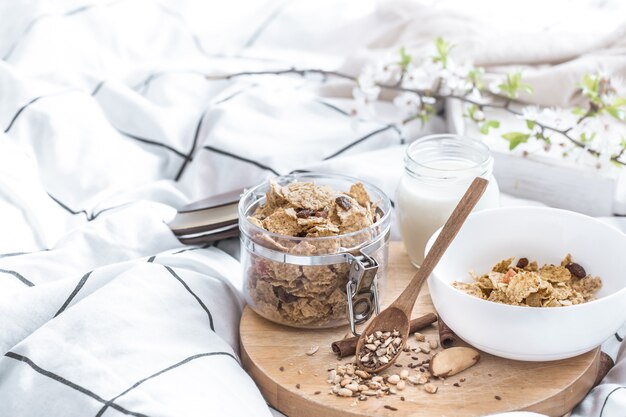 Nature morte avec un beau petit déjeuner sain au lit