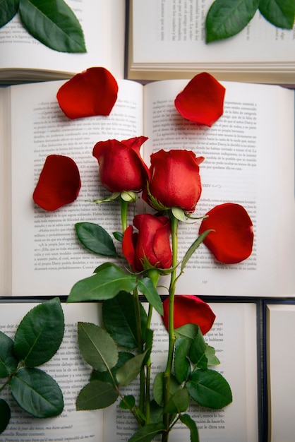 Nature morte de belles roses rouges pour la célébration de Sant Jordi