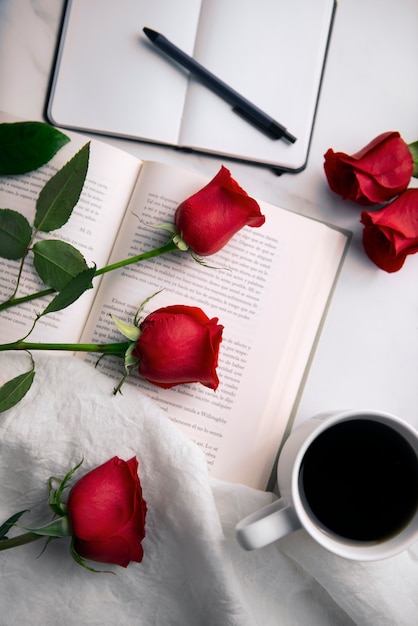 Photo gratuite nature morte de belles roses rouges pour la célébration de sant jordi