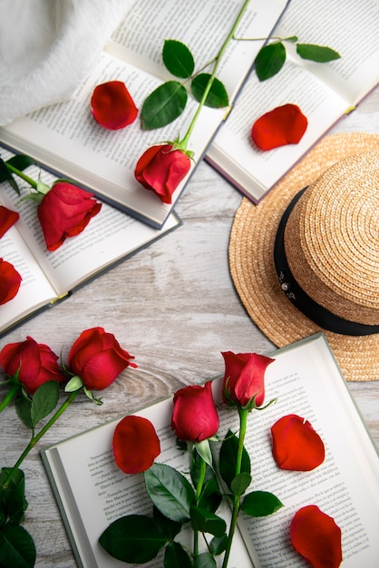 Photo gratuite nature morte de belles roses rouges pour la célébration de sant jordi