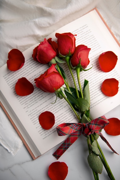 Photo gratuite nature morte de belles roses rouges pour la célébration de sant jordi