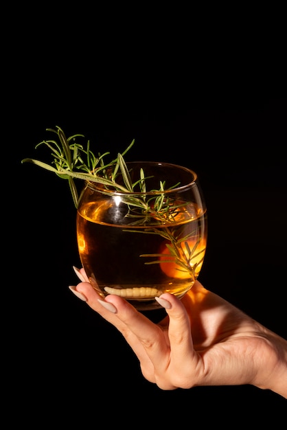 Photo gratuite la nature morte d'une boisson de mezcal avec du ver maguey