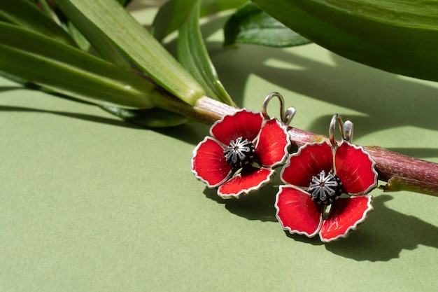 Photo gratuite nature morte de boucles d'oreilles esthétiques