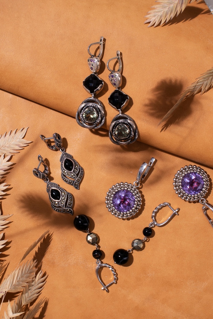 Photo gratuit nature morte de boucles d'oreilles esthétiques