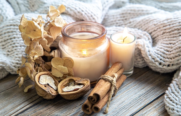 Photo gratuite nature morte avec une bougie et un élément tricoté