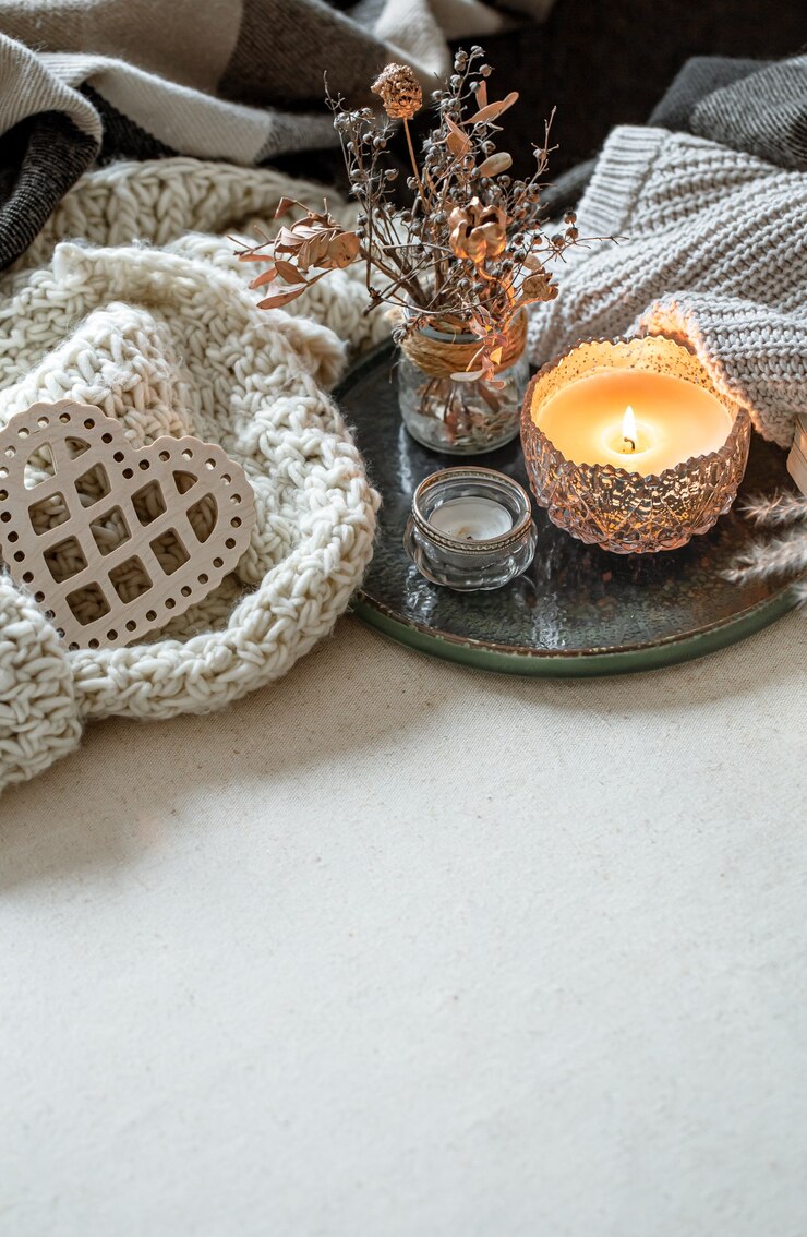 Photo gratuit nature morte avec des bougies dans des chandeliers, des détails de décoration et des articles tricotés. le concept de la saint-valentin et de la décoration intérieure.