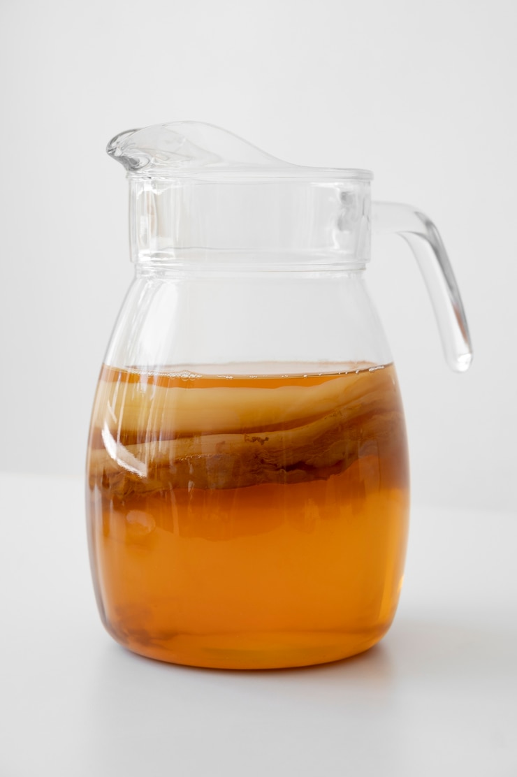 Photo gratuit nature morte de bouteille de kombucha
