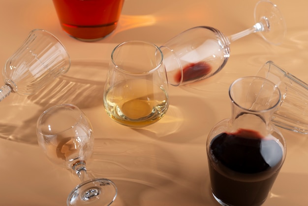 Nature morte de carafe à vin sur table