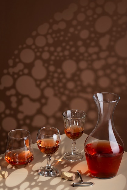 Photo gratuite nature morte de carafe à vin sur table