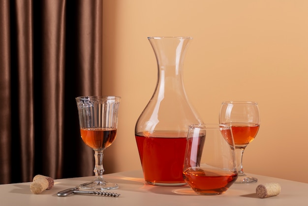 Photo gratuite nature morte de carafe à vin sur table
