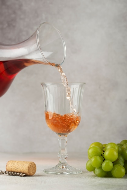 Nature morte de carafe à vin sur table