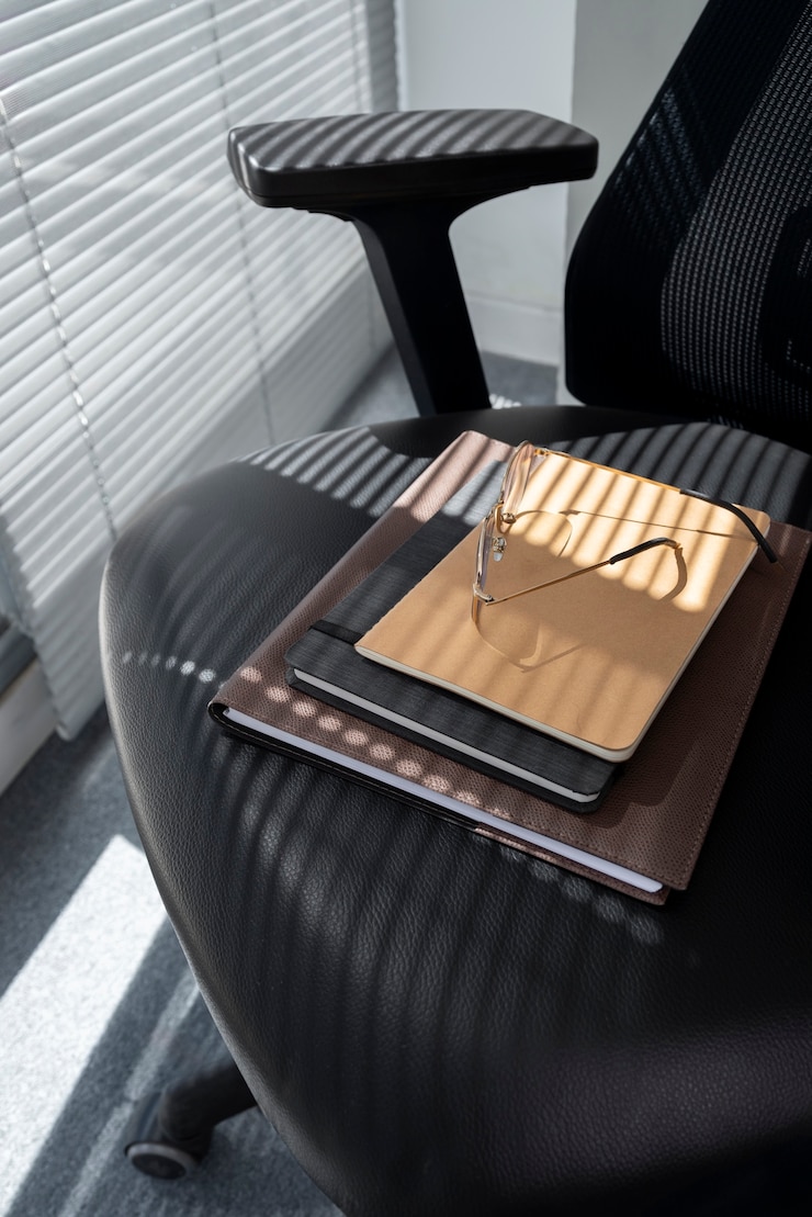 Photo gratuit nature morte d'une chaise de bureau à l'intérieur