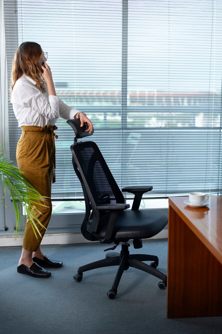 Photo gratuit nature morte d'une chaise de bureau à l'intérieur