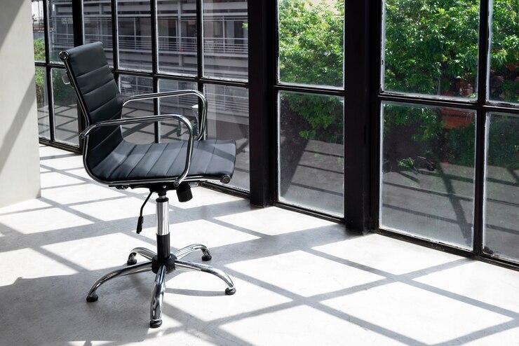 Photo gratuit nature morte d'une chaise de bureau à l'intérieur