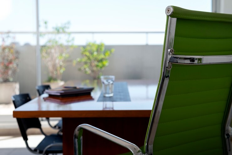 Photo gratuit nature morte d'une chaise de bureau à l'intérieur