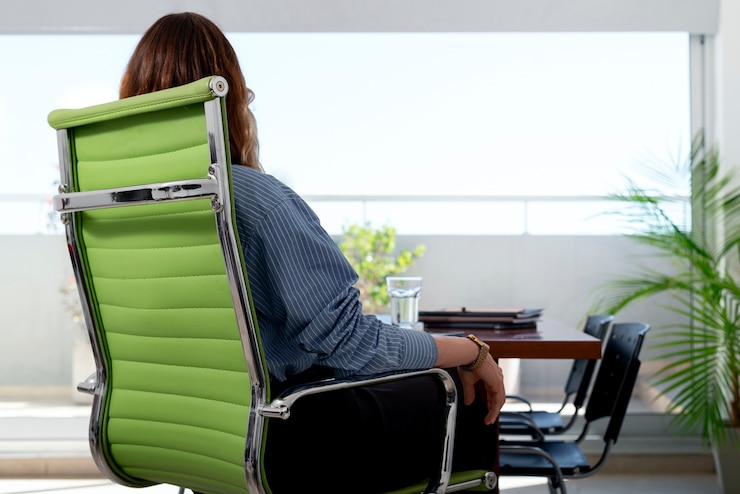 Photo gratuit nature morte d'une chaise de bureau à l'intérieur