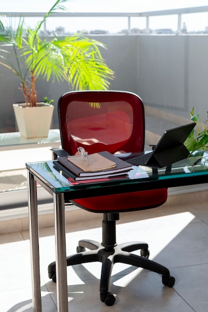 Nature morte d'une chaise de bureau à l'intérieur