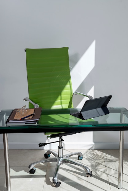 Photo gratuite nature morte d'une chaise de bureau à l'intérieur