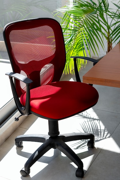 Nature morte d'une chaise de bureau à l'intérieur