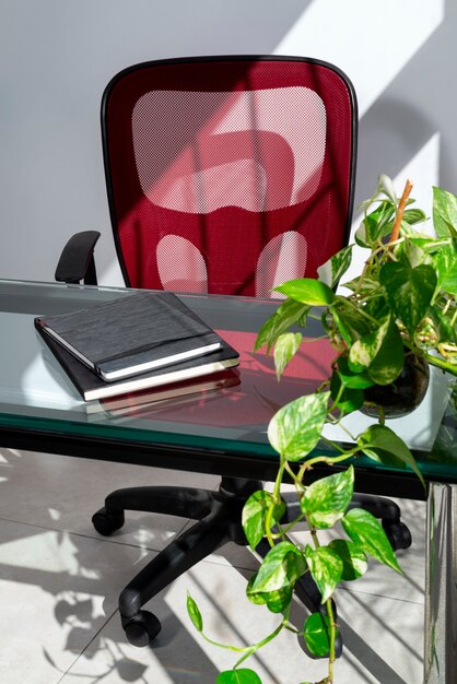 Nature morte d'une chaise de bureau à l'intérieur