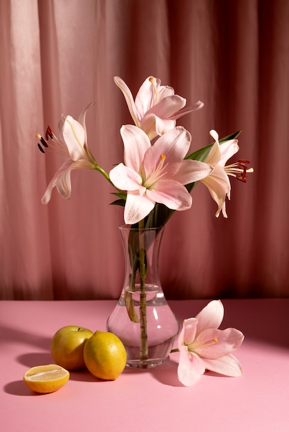 Photo gratuite nature morte avec composition florale