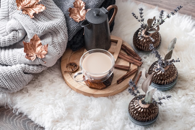 Nature morte confortable avec une bouilloire et une tasse de boisson chaude