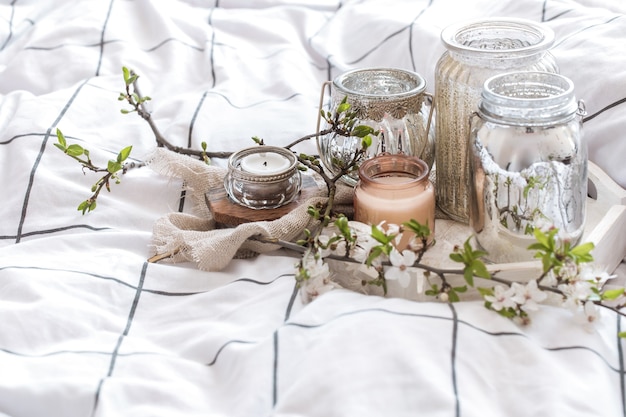 Nature Morte Confortable Avec Différentes Bougies Au Lit