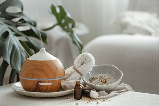 Nature morte confortable avec un humidificateur à l'intérieur de la pièce sur un fond flou.