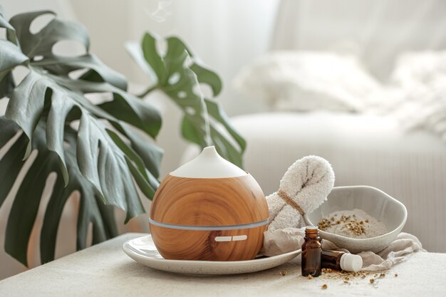 Nature morte confortable avec un humidificateur à l'intérieur de la pièce