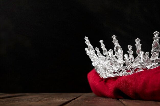 La nature morte de la couronne du souverain