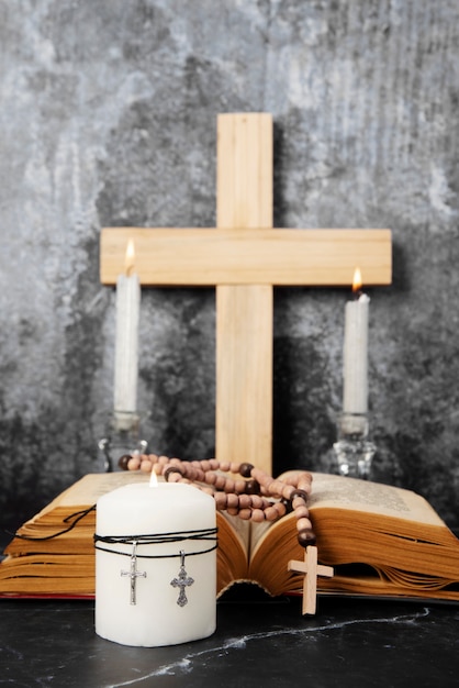 Nature morte de crucifix avec livre et bougie