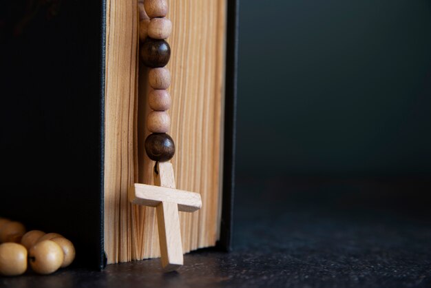 Nature morte de crucifix avec livre
