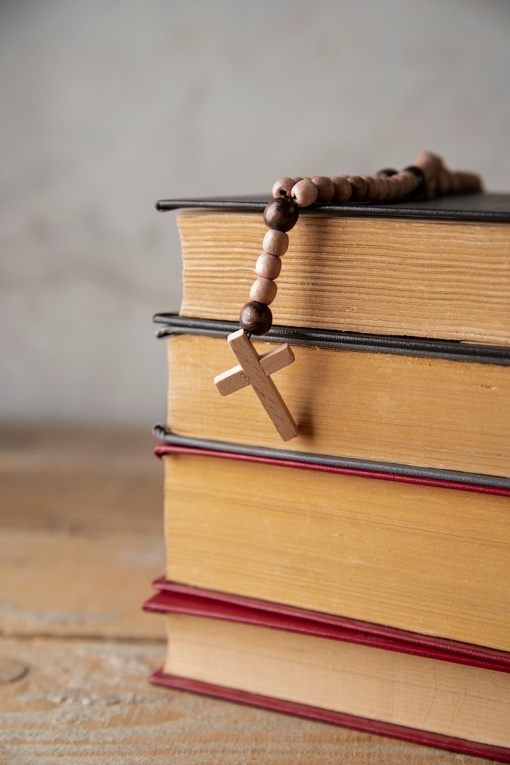 Photo gratuit nature morte de crucifix avec livre