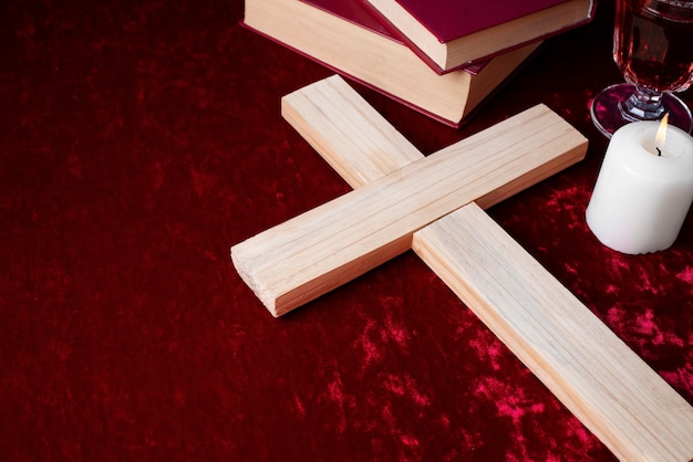 Photo gratuite nature morte de crucifix avec livre