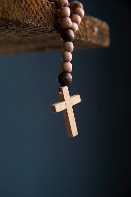 Nature morte de crucifix avec perles