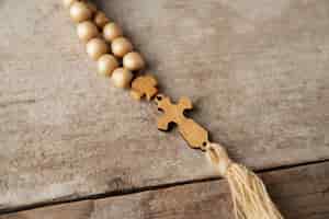 Photo gratuite nature morte de crucifix avec perles