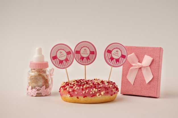 Photo gratuite la nature morte d'un délicieux donut