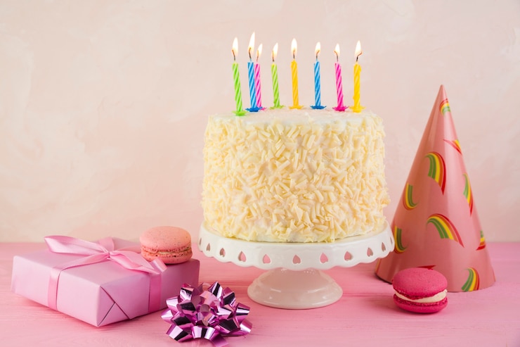 Photo gratuit nature morte de délicieux gâteau d'anniversaire